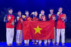 Các tuyển thủ taekwondo biểu diễn quyền của Việt Nam có tấm HCV tại Liên hoan sau bài freestyle. Ảnh: TKVN