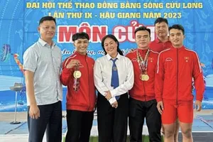Ngô Sơn Đỉnh (thứ hai từ trái qua) đã có tấm HCV quan trọng tại Đại hội lần này. Ảnh: SƠN ĐỈNH
