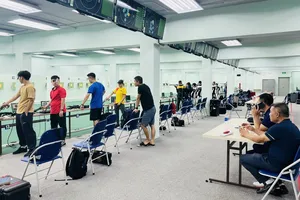 Xạ thủ bắn súng Việt Nam vẫn tập luyện không nghỉ tại trường bắn thuộc Trung tâm HLTTQG Hà Nội. Ảnh: MINH MINH