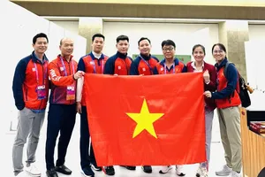 Ngô Hữu Vương được đội tuyển bắn súng Việt Nam chúc mừng thành công. Ảnh: MINH MINH