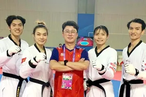 Bạc Thị Khiêm (thứ hai từ phải sang) đã thi đấu tốt để lọt vào bán kết hạng cân 67kg nữ và có HCĐ chung cuộc. Ảnh: THANH HUY