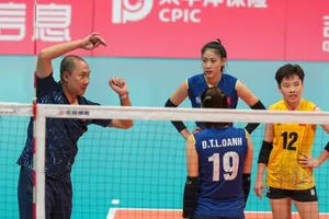 HLV Nguyễn Tuấn Kiệt và cầu thủ quyết tâm trước đối thủ Thái Lan tại ASIAD 19 vào chiều nay. Ảnh: DŨNG PHƯƠNG