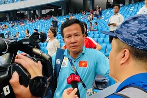 HLV Trần Văn Sỹ trả lời truyền hình trong thời gian tham dự SEA Games 32 ở Campuchia. Ảnh: MINH MINH