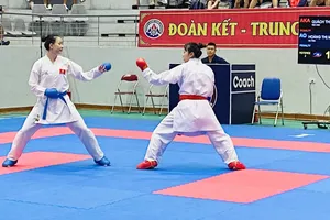 Võ sĩ Hoàng Thị Mỹ Tâm (xanh) thi đấu trong ngày khai mạc giải. Ảnh: MINH MINH