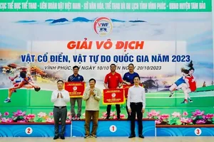 Ban tổ chức trao cờ cho các đơn vị dẫn đầu trong các nội dung. Ảnh: VẬTVN