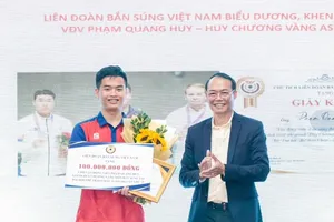 Xạ thủ Phạm Quang Huy được thưởng 100 triệu đồng với thành tích HCV cá nhân tại ASIAD 19. Ảnh: LƯỢNG LƯỢNG