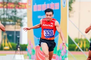 Ngần Ngọc Nghĩa (giữa) là một trong những chủ lực giúp đội tiếp sức 4x200m nam Công an Nhân dân giành HCV và phá kỉ lục quốc gia. Ảnh: LƯỢNG LƯỢNG