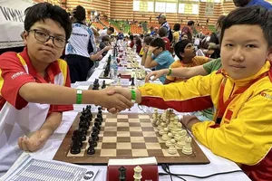 Đầu Khương Duy (trái) đã có ván đấu 11 an toàn để giành chiến thắng chung cuộc, đoạt HCV U12 ở giải năm nay. Ảnh: MINH THẮNG