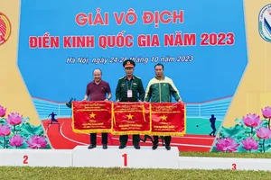 Các đơn vị dẫn đầu nhận cờ lưu niệm của ban tổ chức. Ảnh: MINH MINH
