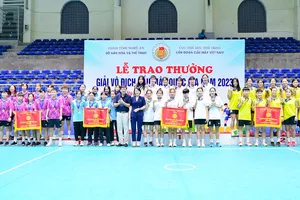 Ban tổ chức trao thưởng cho các đơn vị giành thành tích tại giải. Ảnh: VSTAF