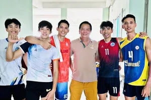 Thanathat Thaweerat (áo đỏ) là ngoại binh Thái Lan của chủ nhà Đà Nẵng tại vòng hai giải bóng chuyền vô địch quốc gia 2023 tới đây. Ảnh: THANATHAT