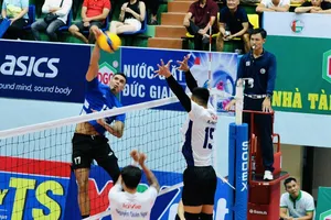 Evando De Souza (xanh) đang là mũi đánh ngoại binh quan trọng của Sanest Khánh Hòa ở vòng 2 giải năm nay. Ảnh: S.KHÁNH HÒA