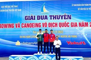 Các VĐV đạt thành tích được trao huy chương tại giải rowing vô địch quốc gia 2023. Ảnh: HIẾU NGUYỄN
