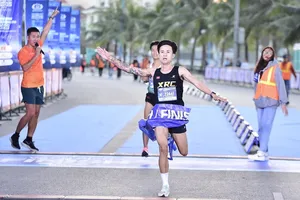 Nguyễn Trung Cường về nhất nội dung bán marathon 21km tại Hạ Long (Quảng Ninh). Ảnh: BTC