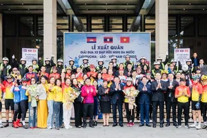 Đội xe đạp đại diện cho Việt Nam được tổ chức lễ xuất quân trước giờ lên đường đi Lào thi đấu. Ảnh: THQH