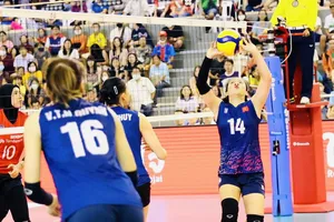 Võ Thị Kim Thoa (14) đang thi đấu ngày càng tự tin hơn trong đội hình của đội tuyển bóng chuyền nữ Việt Nam. Ảnh: SEAVL