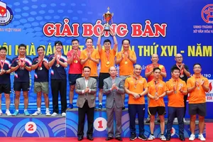 Ban tổ chức trao thưởng cho các nội dung tại giải đấu năm nay. Ảnh: HỘI NHÀ BÁO VN