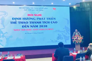 Bộ trưởng Bộ VH-TT-DL Nguyễn Văn Hùng làm việc tại Hội nghị và yêu cầu nhà quản lý thể thao nhìn thẳng thắn ở nhiều vấn đề. Ảnh: MINH MINH