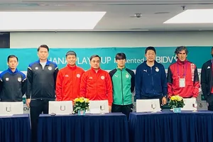 Đại diện các đội bóng tham dự Hana Play Cup 2024 ra mắt giải đấu. Ảnh: MINH MINH