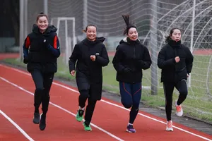 Đội tuyển điền kinh Việt Nam đang tập luyện tại Trung tâm HLTTQG Hà Nội trong thời tiết giá rét. Ảnh: MINH NGUYỆT