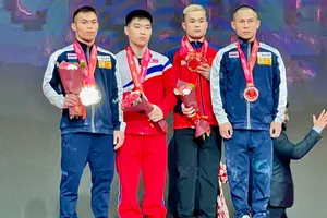 Lại Gia Thành (thứ 2 từ phải sang) đã có 2 HCĐ tại giải cử tạ vô địch châu Á 2024. Ảnh: H.CHÍ