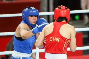 Tuyển thủ Lưu Diễm Quỳnh (xanh) là một trong những tuyển thủ của boxing nữ đang tập luyện chuẩn bị cho vòng loại Olympic sắp tới. Ảnh: ĐOÀN TTVN