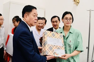 Trưởng Ban Tuyên giáo Trung ương Nguyễn Trọng Nghĩa thăm hỏi, tặng quà cho Nguyễn Thị Tâm khi tới thăm Bệnh viện thể thao Việt Nam vừa qua. Ảnh: CỤC TDTT