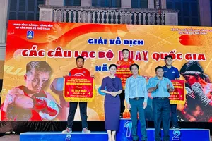 Ban tổ chức trao cờ lưu niệm cho các đoàn xếp ở nhóm đầu tổng sắp huy chương. Ảnh: MUAYVN