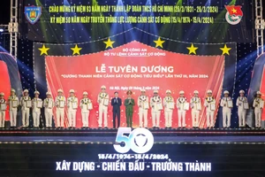 Chủ công Quản Trọng Nghĩa vinh dự được tuyên dương trong tối ngày 9-3. Ảnh: MPS