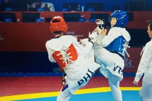 Kim Tuyền (xanh) để thua đáng tiếc tại giải vòng loại Olympic trong hạng 49kg ngay trận đầu tiên. Ảnh: MINH MINH