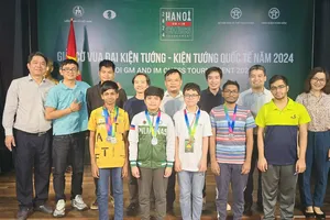 Các kỳ thủ đạt chuẩn kiện tướng và đại kiện tướng quốc tế ở giải lần này đã được ban tổ chức trao thưởng. Ảnh: MINH MINH