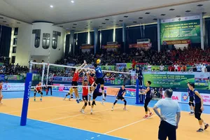 Đội Hà Nội đã có chiến thắng thuyết phục trước chủ nhà Hà Tĩnh (đỏ) ở trận đấu chiều ngày 4-4. Ảnh: MINH MINH