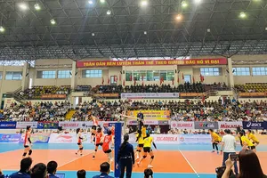 Trận bán kết đầu tiên nội dung nữ đã diễn ra hấp dẫn và tấm vé chung kết thuộc về đội nữ Ninh Bình. Ảnh: MINH MINH