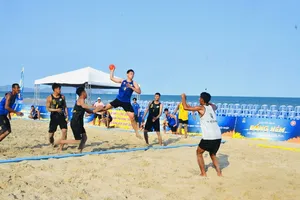 Cầu thủ đã thi đấu các trận quyết liệt ở giải vô địch bóng ném bãi biển quốc gia năm nay. Ảnh: VHF