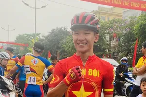 Phạm Lê Xuân Lộc mừng chiến thắng ngay khi kết thúc chặng cuối ngay ở thành phố Điện Biên Phủ. Ảnh: MINH MINH