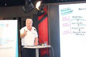 Chuyên gia chia sẻ tại Chương trình đối với các vấn đề tâm lý dành cho các HLV. Ảnh: LƯỢNG LƯỢNG