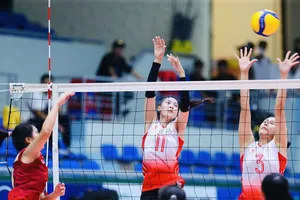 Cầu thủ nữ của Binh chủng Thông tin đã thua trận trước các tay đập nữ trẻ U20 Thái Lan. Ảnh: DŨNG PHƯƠNG