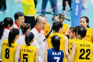 HLV Nguyễn Tuấn Kiệt đã có buổi tối chỉ đạo quan trọng giúp học trò thi đấu tốt. Ảnh: DŨNG PHƯƠNG