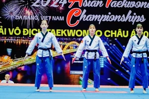 Châu Tuyết Vân và đồng đội đã giành HCV cho đội taekwondo biểu diễn quyền của Việt Nam ở giải. Ảnh: TAEKWONDOVN