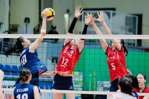 Cầu thủ nữ trẻ U20 Việt Nam (xanh) đang chơi tiến bộ qua từng trận tại Đắk Lắk lần này. Ảnh: DŨNG PHƯƠNG