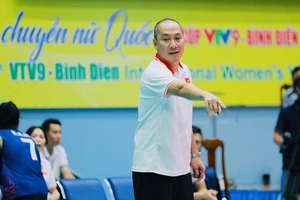 HLV Nguyễn Tuấn Kiệt và các học trò lên đường đi Philippines dự AVC Challenge Cup 2024 với nhiệm vụ bảo vệ ngôi vô địch. Ảnh: DŨNG PHƯƠNG