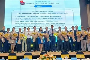 Ban chấp hành Liên đoàn thuyền máy Việt Nam nhiệm kỳ lần thứ nhất ra mắt. Ảnh: CỤC TDTT