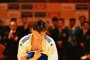 Võ sỹ Nguyễn Hoàng Thành (trắng) có tên trong danh sách thi đấu vô địch Đông Nam Á 2024. Ảnh: DŨNG PHƯƠNG