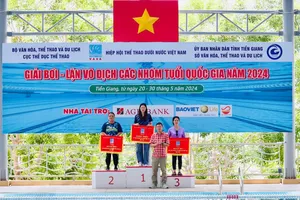 Ban tổ chức đã trao cờ lưu niệm cho các đơn vị dẫn đầu giải năm nay. Ảnh: NGỌC ANH