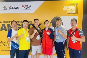 Hà Thị Linh (giữa) có chiến thắng trước đối thủ và được ban huấn luyện chúc mừng ngay tại Thái Lan. Ảnh: MINH MINH