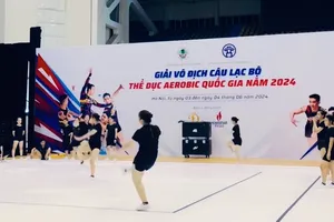 Các VĐV tập luyện chuẩn bị trước khi giải khởi tranh. Ảnh: MINH MINH