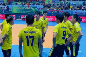 HLV Bùi Huy Châm vẫn dẫn dắt đội nam Vĩnh Long ở giai đoạn 2 giải đấu năm nay. Ảnh: MINH MINH