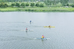 Các tay chèo canoeing đã thi đấu quyết liệt trong ngày đầu của giải. Ảnh: DUATHUYENVN