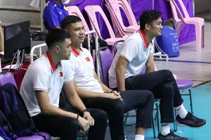 HLV Hoàng Văn Phương (giữa) là HLV trưởng đội nam trẻ U20 Việt Nam thi đấu sắp tới. Ảnh: AVC