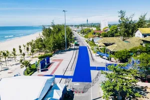 Nhà tổ chức giải triathlon vô địch quốc gia 2024 đã dựng khu thi đấu bên bờ biển Mỹ Khê (Quảng Ngãi) rất chuyên nghiệp, tạo cảm hứng thi đấu cho các VĐV. Ảnh: T.PHƯƠNG